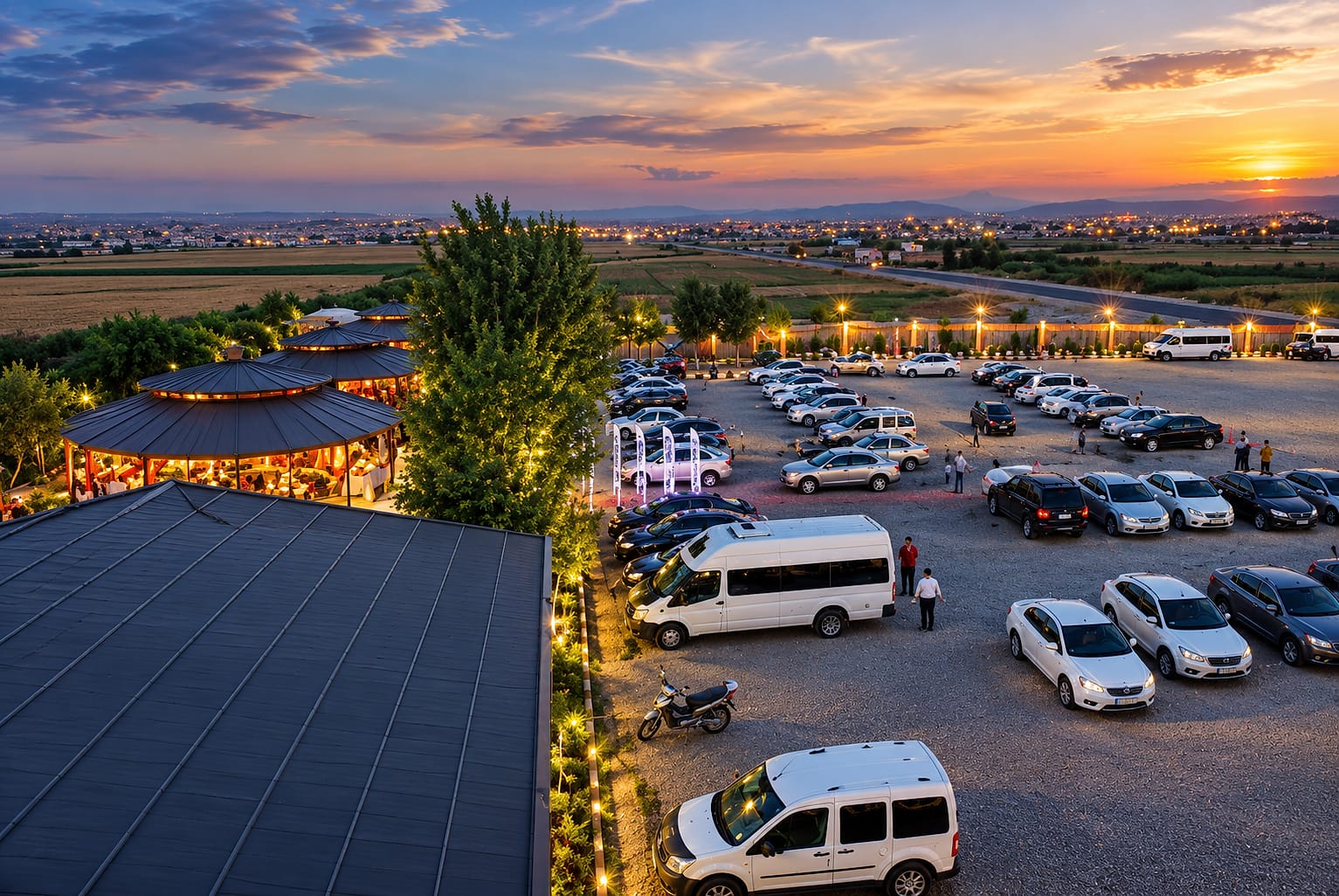 Gün batımında dinlenme tesisi ve otopark alanı, havadan görünüm