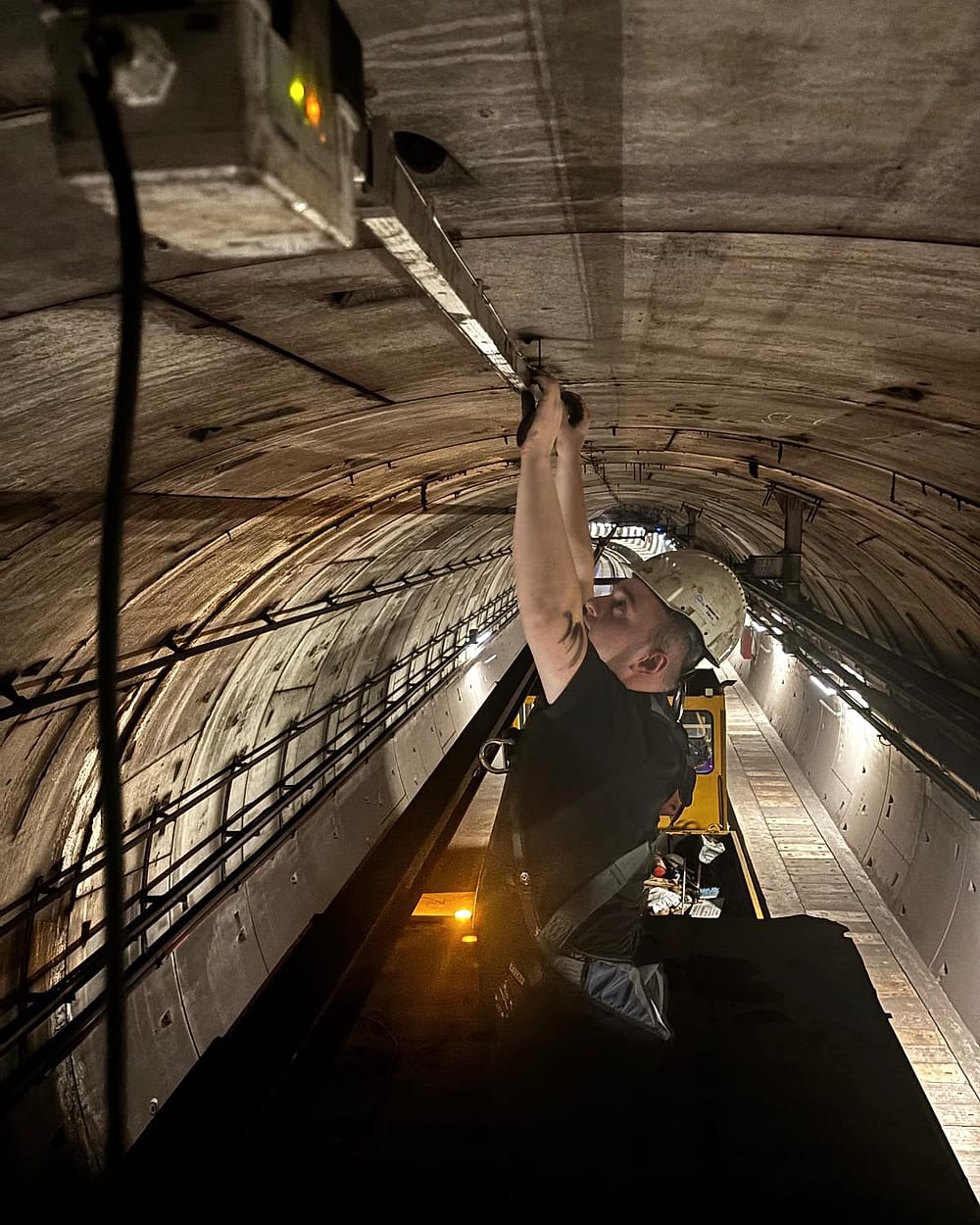 Metro tünelinde tavandaki hattı kontrol eden Bardakçı Şirketler Grubu teknisyeni